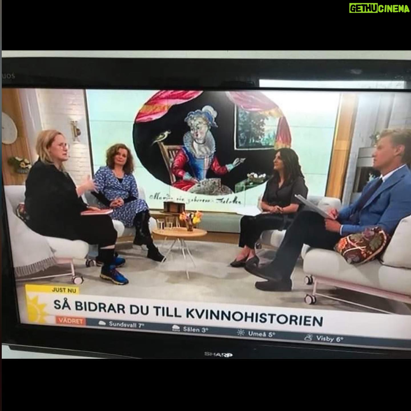 Lina Thomsgård - 600 Likes - Eländes elände med bristen på kvinnor i den breda historieskrivningen - men vad kan självaste DU göra? Som är även KUL och eventuellt SPÄNNANDE?? Jo: hitta kvinnor i arkiven och arkivera ditt eget liv (eller varför inte mormors el föreningar i din närhet) för framtiden. Praktiskt handbok om hur du gör detta kommer på fredag från @kvinnohistoriska och @volanteforlag: ARKIVISM: EN HANDBOK samlar tips och metoder från experter* som arbetat med detta i decennier - så att jag och du kan vara med och bidra. Imorse berättade vi mer i @nyhetsmorgon och igår i SVT Kulturnyheterna. Extra tack till vårt museums ständigt superba drivkraft och parhäst/travhäst i denna snårskog som är kulturarvet: @larssonhelene för att vi rodde detta i land, till @volanteforlag för ert otroliga arbete och engagemang - vilket gäng ni är! - och till @lisaehlin som såg till att allting blev en bok som är en sån fröjd att läsa. #arkivism