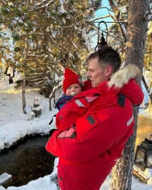 Lina Thomsgård Instagram - ❤️🗻TACK LOFSDALEN🗻❤️
Vi har för första gången testat fjällhotell med familjen och let me tell you, d va faktiskt magiskt. Min kompis Kalle som tagit över @lofsdalensfjallhotell driver även Bleck och Hellas (med ett gott gäng) i Sthlm så tänk er en blandning av: fenomenal mat på lokala grejer (rentartar! Abborre! Gahkku!), varma drinkar, friluft (Sveriges femte högsta fallhöjd i backarna som alla är i söderläge), lugn, utmärkt musik, mysig och helt lagom stor frubba med varmt bröd, så sjukt familje/barnvänligt och genuint god stämning. Fjällbäcksbad, skoter, soliga backar och pizzakvällar med gameshow. Hotellgästerna deltar och arrangerar grejer: lekar, skidklasser, frågesporter, hiphopdans. Jeppe och Alex bakade pizza hela nyårsdagen! Jag åt! Barnen, inkl Vito, har sprungit runt för egen maskin i stort sett dygnet runt, kollat film i kuddrumsbion, haft dansklass, lekt kurragömma, spelat pingis och biljard, byggt lego, nästan helt självgående - utan att det känts som ett ”barnhotell”. Mami har fått sitta i baren och gagga? Läst en bok!Åtminstone glimtvis! Efter en timme här sa Max (som varit tveksam till ”fjällen” ’) att han ville stanna ett år. Nu åker han lift och slalom som en liten mini-Tomba. Rekommenderar ihjäl mig, det gör vi allihop. TACK för att ni tagit så fint hand om oss Kalle, Ebba, Marco, Yaya, Elina och alla andra inblandade. Och tack @lisahenriette, @raketjan, @langkalle m fl för fjällsälle. Vi kommer tillbaka.