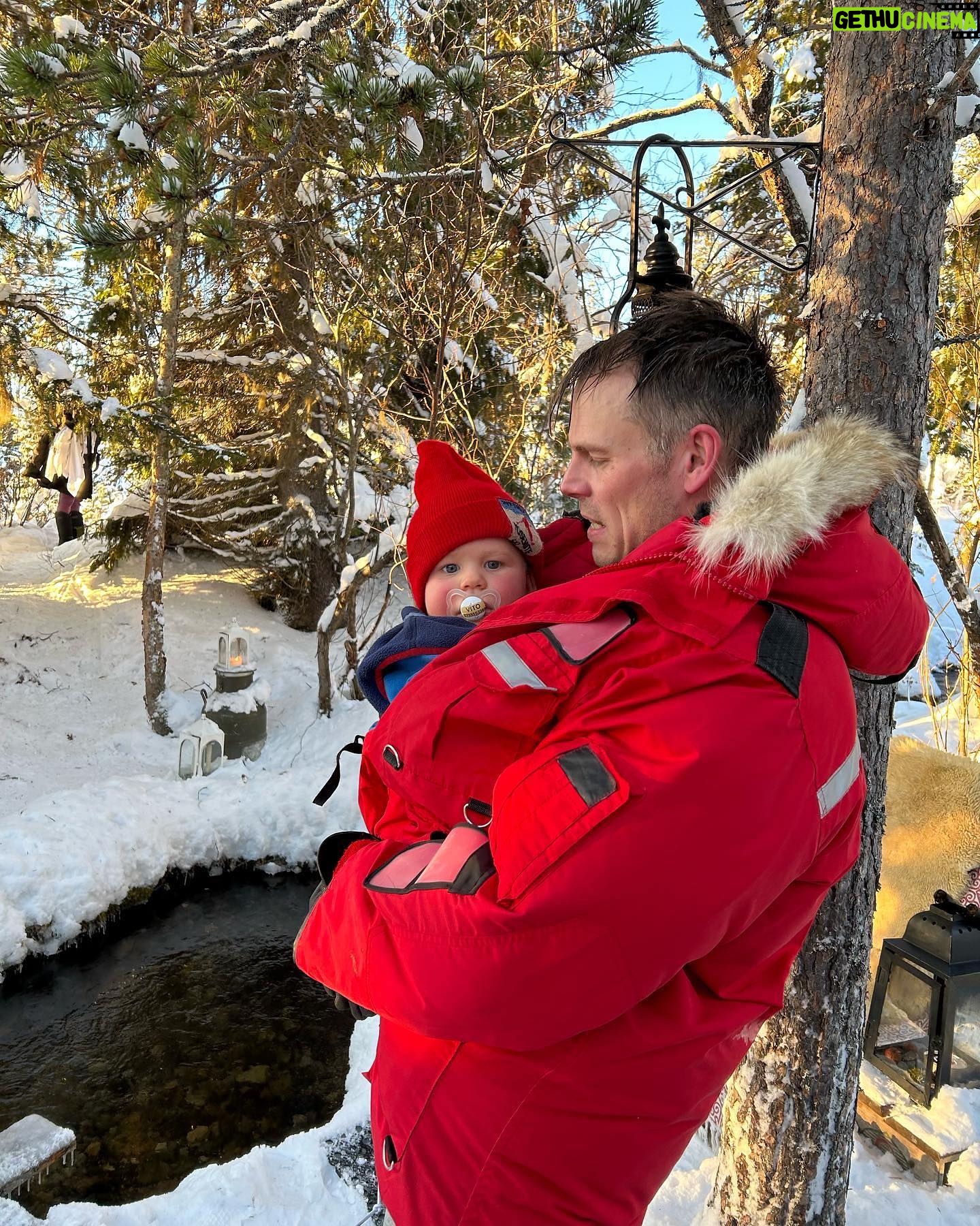 Lina Thomsgård - 703 Likes - ❤️🗻TACK LOFSDALEN🗻❤️
Vi har för första gången testat fjällhotell med familjen och let me tell you, d va faktiskt magiskt. Min kompis Kalle som tagit över @lofsdalensfjallhotell driver även Bleck och Hellas (med ett gott gäng) i Sthlm så tänk er en blandning av: fenomenal mat på lokala grejer (rentartar! Abborre! Gahkku!), varma drinkar, friluft (Sveriges femte högsta fallhöjd i backarna som alla är i söderläge), lugn, utmärkt musik, mysig och helt lagom stor frubba med varmt bröd, så sjukt familje/barnvänligt och genuint god stämning. Fjällbäcksbad, skoter, soliga backar och pizzakvällar med gameshow. Hotellgästerna deltar och arrangerar grejer: lekar, skidklasser, frågesporter, hiphopdans. Jeppe och Alex bakade pizza hela nyårsdagen! Jag åt! Barnen, inkl Vito, har sprungit runt för egen maskin i stort sett dygnet runt, kollat film i kuddrumsbion, haft dansklass, lekt kurragömma, spelat pingis och biljard, byggt lego, nästan helt självgående - utan att det känts som ett ”barnhotell”. Mami har fått sitta i baren och gagga? Läst en bok!Åtminstone glimtvis! Efter en timme här sa Max (som varit tveksam till ”fjällen” ’) att han ville stanna ett år. Nu åker han lift och slalom som en liten mini-Tomba. Rekommenderar ihjäl mig, det gör vi allihop. TACK för att ni tagit så fint hand om oss Kalle, Ebba, Marco, Yaya, Elina och alla andra inblandade. Och tack @lisahenriette, @raketjan, @langkalle m fl för fjällsälle. Vi kommer tillbaka.