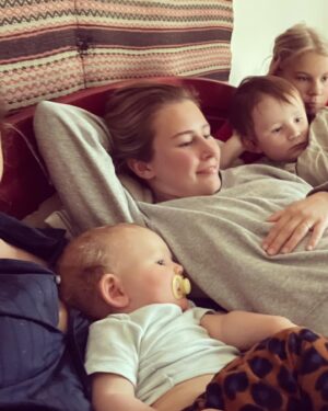 Lina Thomsgård Instagram - Kristi him, lätt min bästa högtid?! Mina träd blommar, har gjort tusen mat plus munkar och friterad banan, gosat i högar morgon till kväll och vår bebis lärde sig precis gå. Och tonfiskmacka!