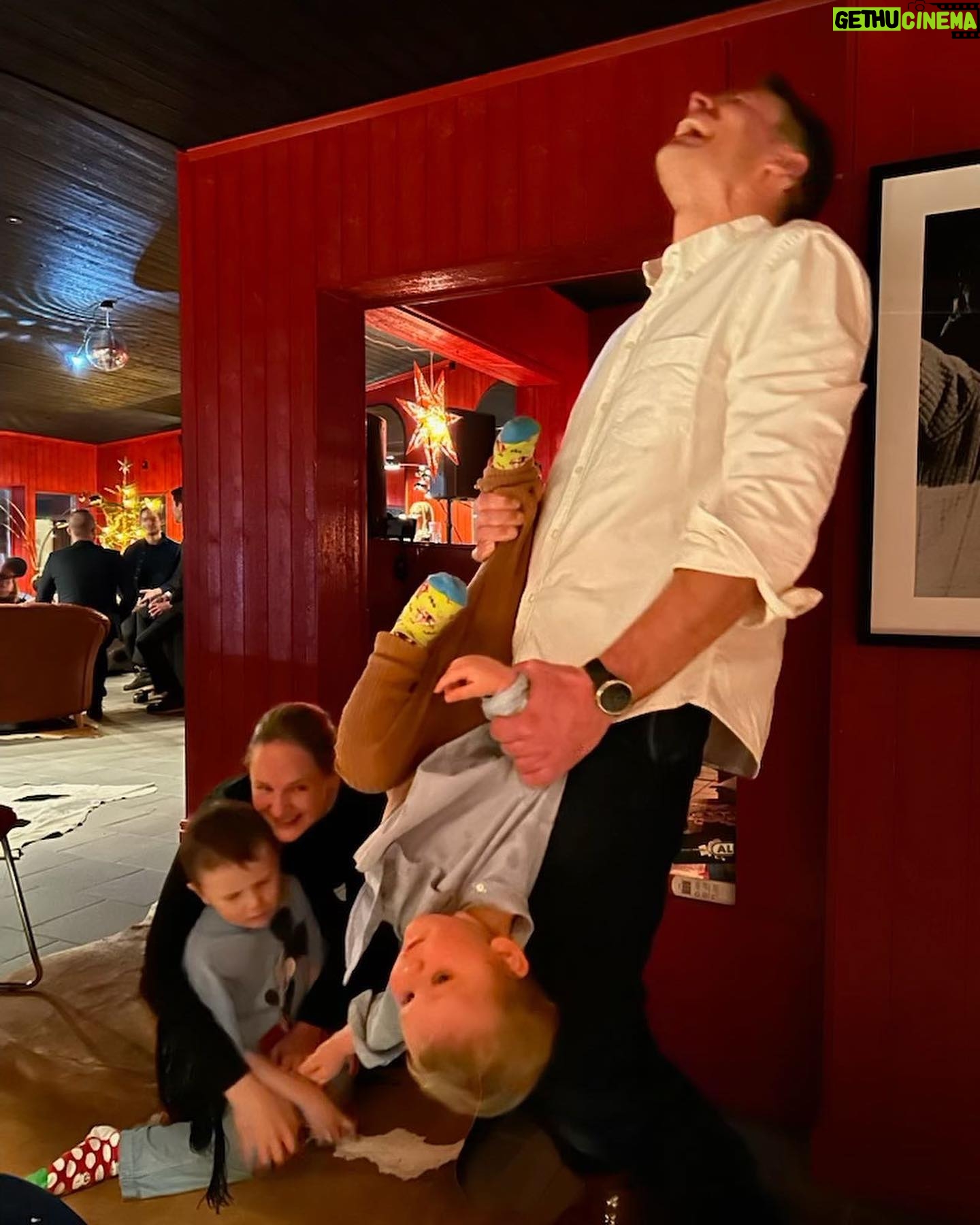 Lina Thomsgård - 703 Likes - ❤️🗻TACK LOFSDALEN🗻❤️
Vi har för första gången testat fjällhotell med familjen och let me tell you, d va faktiskt magiskt. Min kompis Kalle som tagit över @lofsdalensfjallhotell driver även Bleck och Hellas (med ett gott gäng) i Sthlm så tänk er en blandning av: fenomenal mat på lokala grejer (rentartar! Abborre! Gahkku!), varma drinkar, friluft (Sveriges femte högsta fallhöjd i backarna som alla är i söderläge), lugn, utmärkt musik, mysig och helt lagom stor frubba med varmt bröd, så sjukt familje/barnvänligt och genuint god stämning. Fjällbäcksbad, skoter, soliga backar och pizzakvällar med gameshow. Hotellgästerna deltar och arrangerar grejer: lekar, skidklasser, frågesporter, hiphopdans. Jeppe och Alex bakade pizza hela nyårsdagen! Jag åt! Barnen, inkl Vito, har sprungit runt för egen maskin i stort sett dygnet runt, kollat film i kuddrumsbion, haft dansklass, lekt kurragömma, spelat pingis och biljard, byggt lego, nästan helt självgående - utan att det känts som ett ”barnhotell”. Mami har fått sitta i baren och gagga? Läst en bok!Åtminstone glimtvis! Efter en timme här sa Max (som varit tveksam till ”fjällen” ’) att han ville stanna ett år. Nu åker han lift och slalom som en liten mini-Tomba. Rekommenderar ihjäl mig, det gör vi allihop. TACK för att ni tagit så fint hand om oss Kalle, Ebba, Marco, Yaya, Elina och alla andra inblandade. Och tack @lisahenriette, @raketjan, @langkalle m fl för fjällsälle. Vi kommer tillbaka.