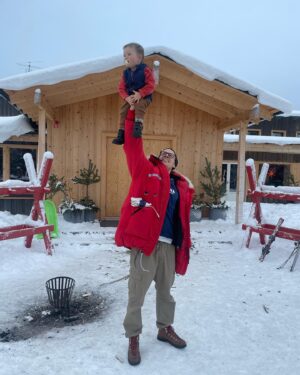 Lina Thomsgård Instagram - ❤️🗻TACK LOFSDALEN🗻❤️
Vi har för första gången testat fjällhotell med familjen och let me tell you, d va faktiskt magiskt. Min kompis Kalle som tagit över @lofsdalensfjallhotell driver även Bleck och Hellas (med ett gott gäng) i Sthlm så tänk er en blandning av: fenomenal mat på lokala grejer (rentartar! Abborre! Gahkku!), varma drinkar, friluft (Sveriges femte högsta fallhöjd i backarna som alla är i söderläge), lugn, utmärkt musik, mysig och helt lagom stor frubba med varmt bröd, så sjukt familje/barnvänligt och genuint god stämning. Fjällbäcksbad, skoter, soliga backar och pizzakvällar med gameshow. Hotellgästerna deltar och arrangerar grejer: lekar, skidklasser, frågesporter, hiphopdans. Jeppe och Alex bakade pizza hela nyårsdagen! Jag åt! Barnen, inkl Vito, har sprungit runt för egen maskin i stort sett dygnet runt, kollat film i kuddrumsbion, haft dansklass, lekt kurragömma, spelat pingis och biljard, byggt lego, nästan helt självgående - utan att det känts som ett ”barnhotell”. Mami har fått sitta i baren och gagga? Läst en bok!Åtminstone glimtvis! Efter en timme här sa Max (som varit tveksam till ”fjällen” ’) att han ville stanna ett år. Nu åker han lift och slalom som en liten mini-Tomba. Rekommenderar ihjäl mig, det gör vi allihop. TACK för att ni tagit så fint hand om oss Kalle, Ebba, Marco, Yaya, Elina och alla andra inblandade. Och tack @lisahenriette, @raketjan, @langkalle m fl för fjällsälle. Vi kommer tillbaka.
