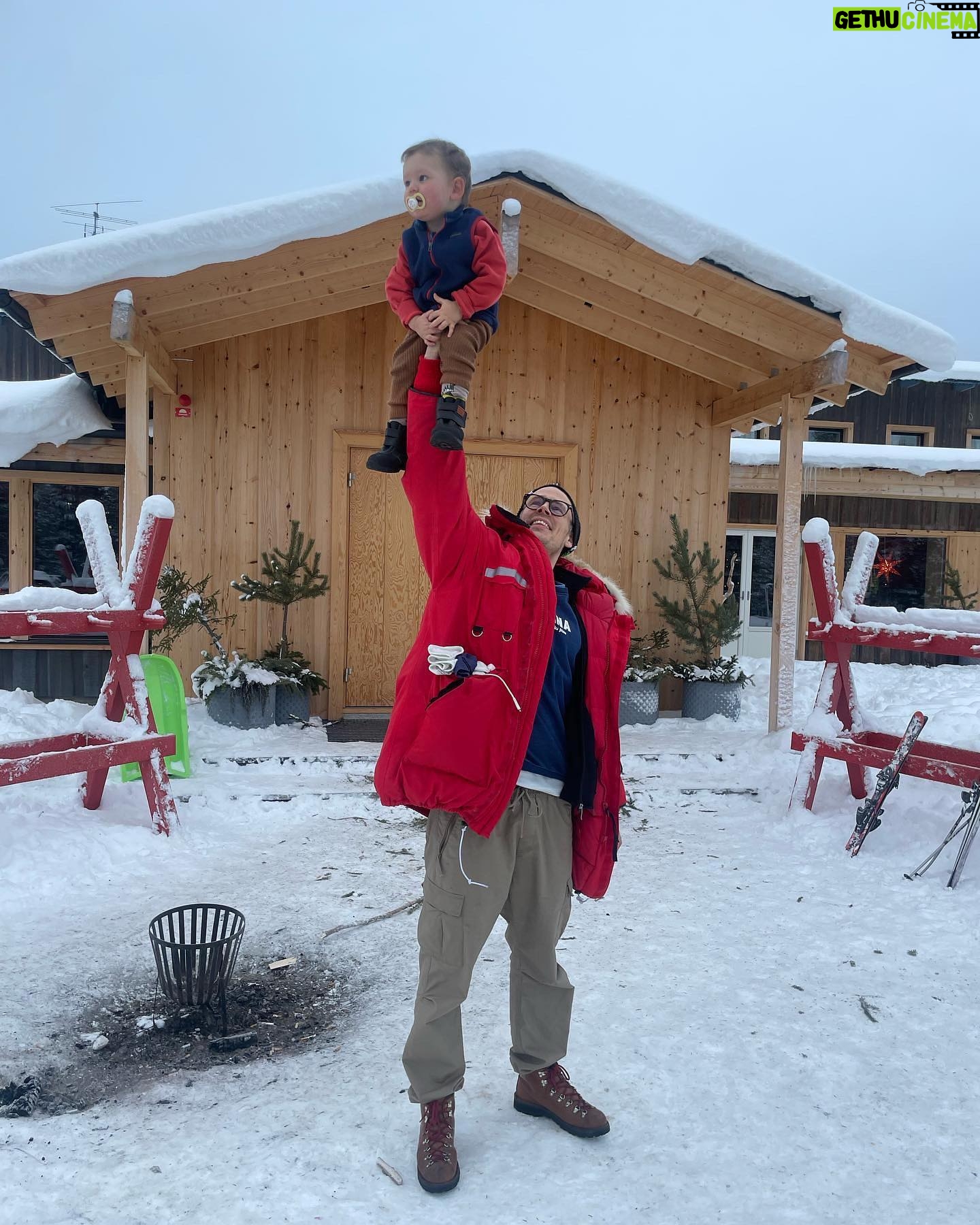Lina Thomsgård - 703 Likes - ❤️🗻TACK LOFSDALEN🗻❤️
Vi har för första gången testat fjällhotell med familjen och let me tell you, d va faktiskt magiskt. Min kompis Kalle som tagit över @lofsdalensfjallhotell driver även Bleck och Hellas (med ett gott gäng) i Sthlm så tänk er en blandning av: fenomenal mat på lokala grejer (rentartar! Abborre! Gahkku!), varma drinkar, friluft (Sveriges femte högsta fallhöjd i backarna som alla är i söderläge), lugn, utmärkt musik, mysig och helt lagom stor frubba med varmt bröd, så sjukt familje/barnvänligt och genuint god stämning. Fjällbäcksbad, skoter, soliga backar och pizzakvällar med gameshow. Hotellgästerna deltar och arrangerar grejer: lekar, skidklasser, frågesporter, hiphopdans. Jeppe och Alex bakade pizza hela nyårsdagen! Jag åt! Barnen, inkl Vito, har sprungit runt för egen maskin i stort sett dygnet runt, kollat film i kuddrumsbion, haft dansklass, lekt kurragömma, spelat pingis och biljard, byggt lego, nästan helt självgående - utan att det känts som ett ”barnhotell”. Mami har fått sitta i baren och gagga? Läst en bok!Åtminstone glimtvis! Efter en timme här sa Max (som varit tveksam till ”fjällen” ’) att han ville stanna ett år. Nu åker han lift och slalom som en liten mini-Tomba. Rekommenderar ihjäl mig, det gör vi allihop. TACK för att ni tagit så fint hand om oss Kalle, Ebba, Marco, Yaya, Elina och alla andra inblandade. Och tack @lisahenriette, @raketjan, @langkalle m fl för fjällsälle. Vi kommer tillbaka.