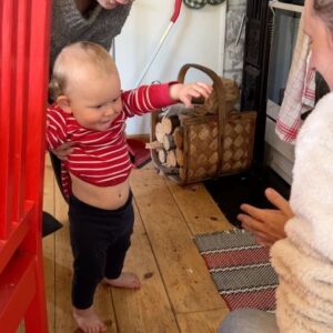Lina Thomsgård Instagram - Kristi him, lätt min bästa högtid?! Mina träd blommar, har gjort tusen mat plus munkar och friterad banan, gosat i högar morgon till kväll och vår bebis lärde sig precis gå. Och tonfiskmacka!
