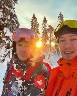 Lina Thomsgård Instagram - ❤️🗻TACK LOFSDALEN🗻❤️
Vi har för första gången testat fjällhotell med familjen och let me tell you, d va faktiskt magiskt. Min kompis Kalle som tagit över @lofsdalensfjallhotell driver även Bleck och Hellas (med ett gott gäng) i Sthlm så tänk er en blandning av: fenomenal mat på lokala grejer (rentartar! Abborre! Gahkku!), varma drinkar, friluft (Sveriges femte högsta fallhöjd i backarna som alla är i söderläge), lugn, utmärkt musik, mysig och helt lagom stor frubba med varmt bröd, så sjukt familje/barnvänligt och genuint god stämning. Fjällbäcksbad, skoter, soliga backar och pizzakvällar med gameshow. Hotellgästerna deltar och arrangerar grejer: lekar, skidklasser, frågesporter, hiphopdans. Jeppe och Alex bakade pizza hela nyårsdagen! Jag åt! Barnen, inkl Vito, har sprungit runt för egen maskin i stort sett dygnet runt, kollat film i kuddrumsbion, haft dansklass, lekt kurragömma, spelat pingis och biljard, byggt lego, nästan helt självgående - utan att det känts som ett ”barnhotell”. Mami har fått sitta i baren och gagga? Läst en bok!Åtminstone glimtvis! Efter en timme här sa Max (som varit tveksam till ”fjällen” ’) att han ville stanna ett år. Nu åker han lift och slalom som en liten mini-Tomba. Rekommenderar ihjäl mig, det gör vi allihop. TACK för att ni tagit så fint hand om oss Kalle, Ebba, Marco, Yaya, Elina och alla andra inblandade. Och tack @lisahenriette, @raketjan, @langkalle m fl för fjällsälle. Vi kommer tillbaka.