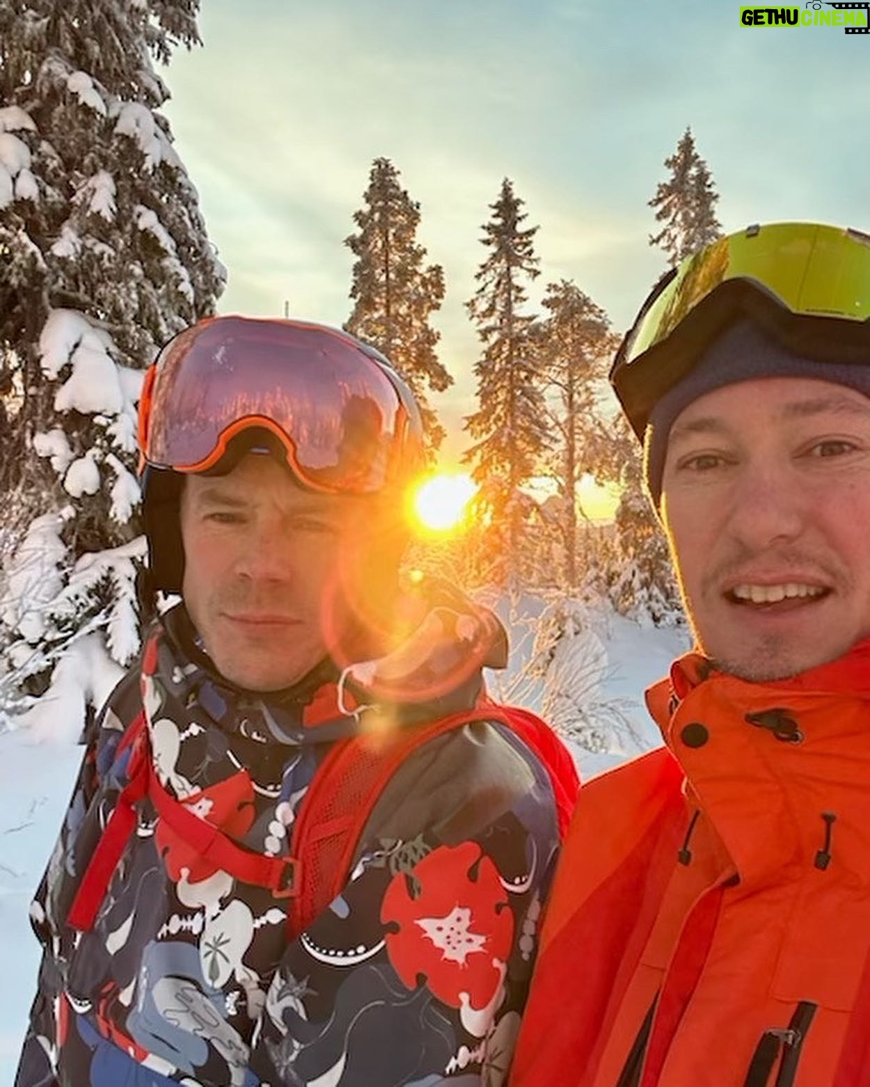 Lina Thomsgård - 703 Likes - ❤️🗻TACK LOFSDALEN🗻❤️
Vi har för första gången testat fjällhotell med familjen och let me tell you, d va faktiskt magiskt. Min kompis Kalle som tagit över @lofsdalensfjallhotell driver även Bleck och Hellas (med ett gott gäng) i Sthlm så tänk er en blandning av: fenomenal mat på lokala grejer (rentartar! Abborre! Gahkku!), varma drinkar, friluft (Sveriges femte högsta fallhöjd i backarna som alla är i söderläge), lugn, utmärkt musik, mysig och helt lagom stor frubba med varmt bröd, så sjukt familje/barnvänligt och genuint god stämning. Fjällbäcksbad, skoter, soliga backar och pizzakvällar med gameshow. Hotellgästerna deltar och arrangerar grejer: lekar, skidklasser, frågesporter, hiphopdans. Jeppe och Alex bakade pizza hela nyårsdagen! Jag åt! Barnen, inkl Vito, har sprungit runt för egen maskin i stort sett dygnet runt, kollat film i kuddrumsbion, haft dansklass, lekt kurragömma, spelat pingis och biljard, byggt lego, nästan helt självgående - utan att det känts som ett ”barnhotell”. Mami har fått sitta i baren och gagga? Läst en bok!Åtminstone glimtvis! Efter en timme här sa Max (som varit tveksam till ”fjällen” ’) att han ville stanna ett år. Nu åker han lift och slalom som en liten mini-Tomba. Rekommenderar ihjäl mig, det gör vi allihop. TACK för att ni tagit så fint hand om oss Kalle, Ebba, Marco, Yaya, Elina och alla andra inblandade. Och tack @lisahenriette, @raketjan, @langkalle m fl för fjällsälle. Vi kommer tillbaka.