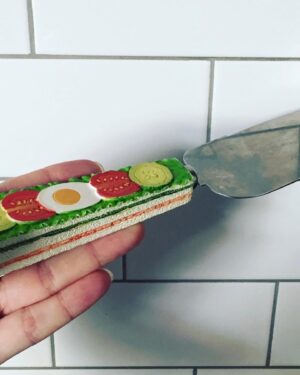 Lina Thomsgård Instagram - Kläder och möbler är vi ganska bra på att köpa second hand. Men andra saker då? Du behöver naturligtvis en utmärkt och rejäl bunke för att sätta din deg eller blanda din sallat? Men KÖP DÅ INGEN NY! Andras gamla bunkar från förr finns ju och håller i decennier framöver! Vårt kök, hemma och i Dalarna, är fyllt av prylar, husgeråd och utmärkta slevar och bestick som andra använt tidigare - bättre kvalitutta, billigare och mer hållbart. För att inte tala om otroliga designfynd du kan göra (bläddra för bild på smörgåstårtspadefynd samt pizzapuzzlefynd). Allra bäst är de gamla solida vitlökspressarna som inte fungerar som hopplösa transformersmonster men nu hittade jag inte vår vitlökspress så det fick bli bunkbild. Detta ska vi även minnas i höst när vi drabbas av den stora utrensarlusten - någon annan kan ha användning för dina saker, LÄMNA IN! Ner i säck, knata förbi, varsågoda!

Om psykologin - och felsluten - bakom vår reflexmässiga motvilja att handla vissa saker second hand handlar dagens avsnitt av @dummamanniskor, ett samarbete med @myrorna. Lyssna gärna på det för @bjornhedensjo säger som vanligt en massa smart.

Myrorna tar emot nära 30 ton kläder och inredning varje dag! När du lämnar in dina fina saker och kläder till Myrorna och handlar det du behöver second hand gör du samtidigt världen till en mer hållbar och medmänsklig plats att leva på. Tack Myrorna!

PS. Att degbunken avvänds flitigt bevisar jag både trovärdigt och rustikt medelst  mkt mjölig skjorta.