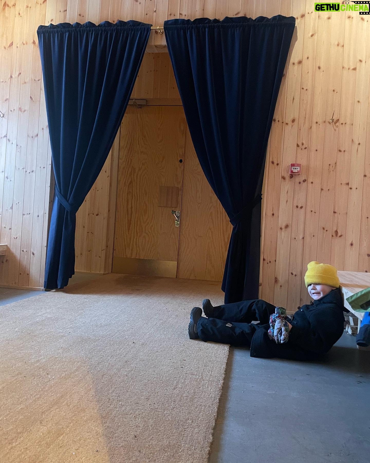 Lina Thomsgård - 703 Likes - ❤️🗻TACK LOFSDALEN🗻❤️
Vi har för första gången testat fjällhotell med familjen och let me tell you, d va faktiskt magiskt. Min kompis Kalle som tagit över @lofsdalensfjallhotell driver även Bleck och Hellas (med ett gott gäng) i Sthlm så tänk er en blandning av: fenomenal mat på lokala grejer (rentartar! Abborre! Gahkku!), varma drinkar, friluft (Sveriges femte högsta fallhöjd i backarna som alla är i söderläge), lugn, utmärkt musik, mysig och helt lagom stor frubba med varmt bröd, så sjukt familje/barnvänligt och genuint god stämning. Fjällbäcksbad, skoter, soliga backar och pizzakvällar med gameshow. Hotellgästerna deltar och arrangerar grejer: lekar, skidklasser, frågesporter, hiphopdans. Jeppe och Alex bakade pizza hela nyårsdagen! Jag åt! Barnen, inkl Vito, har sprungit runt för egen maskin i stort sett dygnet runt, kollat film i kuddrumsbion, haft dansklass, lekt kurragömma, spelat pingis och biljard, byggt lego, nästan helt självgående - utan att det känts som ett ”barnhotell”. Mami har fått sitta i baren och gagga? Läst en bok!Åtminstone glimtvis! Efter en timme här sa Max (som varit tveksam till ”fjällen” ’) att han ville stanna ett år. Nu åker han lift och slalom som en liten mini-Tomba. Rekommenderar ihjäl mig, det gör vi allihop. TACK för att ni tagit så fint hand om oss Kalle, Ebba, Marco, Yaya, Elina och alla andra inblandade. Och tack @lisahenriette, @raketjan, @langkalle m fl för fjällsälle. Vi kommer tillbaka.
