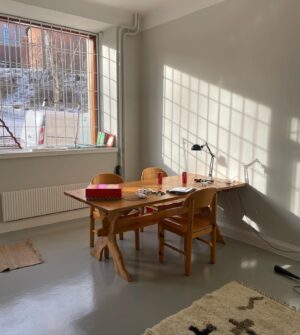 Lina Thomsgård Instagram - Äntligen REKLAM för egen verksamhet! Diversearbetare deluxe! Här är mitt nya egna kontor där jag sitter och arbetar med podd- och föreläsningsmanus, förbereder programlederi och modereringsuppdrag, jobbar med olika kunders varumärken och kommunikation samt skriver texter för tidningar och försöker lära mig allt om ett drömföretag som jag ska bli delägare (vem är jag, Gina Rinehart??Ja??!) i - samt förbereder ny lärorik satsning från mig och två toppklasskarlar i min närhet hehe. (Störigaste som finns när folk skriver så här men äsch): mer om detta snart. Huvudreklambudskapet i denna spot är i alla fall: Kom och hälsa på!