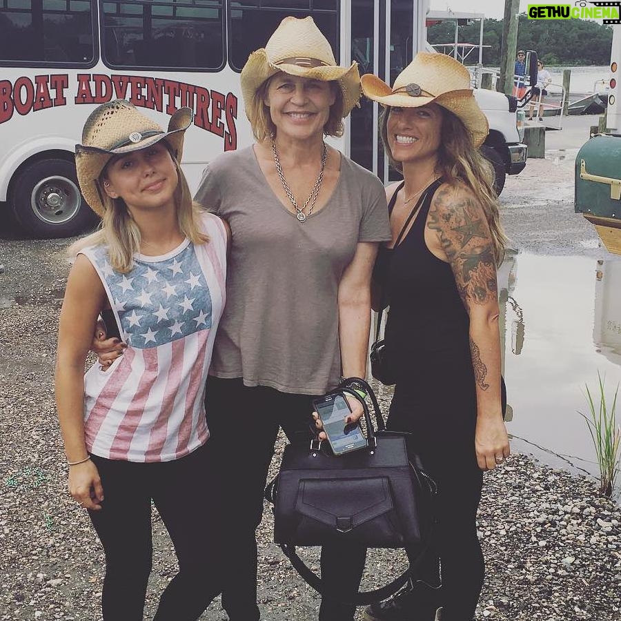 Linda Hamilton - 333 Likes - Ladies #neworleans