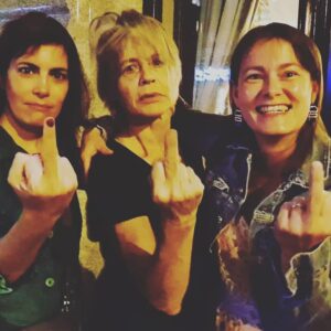 Linda Hamilton Instagram - What's the boss' mood today? 😂