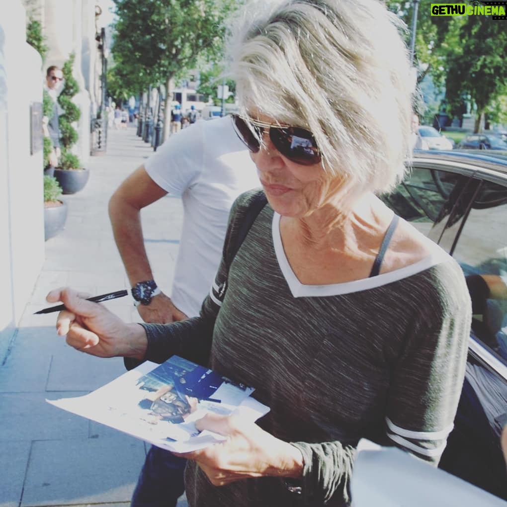 Linda Hamilton - 713 Likes - Somewhere in Budapest
#autograph
