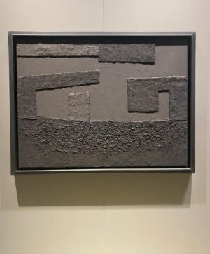 Linda Santaguida Instagram - «Giacomelli incontra Burri per la prima volta nel 1966, a presentarglielo è Nemo Sarteanesi, pittore, intellettuale, amico dell'artista, che con lui dà vita all'omonima Fondazione e che in due occasioni, organizza mostre di
Giacomelli a Città di Castello (1968, 1983).
Sarteanesi aveva conosciuto Giacomelli nei primi anni Sessanta al negozio di cornici Angelini di Senigallia, luogo di
incontro di artisti e intellettuali. Egli si trovava li in vacanza e dipingeva acquarelli e oli raffiguranti paesaggi di cam-
pagna, dominati dalle tinte verdi, con una pittura che Burri apprezzava, in bilico tra astrattismo e figurazione. Due
di questi paesaggi sono stati oggetto dello scambio con Giacomelli con alcune sue fotografie, come è risultato dai
diari, e altre opere di Giacomelli sono state donate a emo Sarteanesi successivamente, come documenta questa
esposizione.
Così Nemo Sarteanesi nel dépliant della mostra del 1968 tenutasi a Città di Castello: "Le intense immagini di Gia-
comelli sorprendono lo stato d'animo nella nitida definizione, ora lirica ora dolente. Figurazioni spoglie si stagliano
tese in una ricerca di essenziale significazione, tradotta con lo stringato linguaggio dei bianchi puri e dei neri assoluti. Memori di remote voci, le evocazioni della natura sono segnate da solchi laceri nella grafia ricca di modulazioni:
antica presenza dell'uomo cristallizzata nel tempo".»

Alessandro Sarteanesi

#burri 
#giacomelli