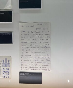 Linda Santaguida Instagram - «Giacomelli incontra Burri per la prima volta nel 1966, a presentarglielo è Nemo Sarteanesi, pittore, intellettuale, amico dell'artista, che con lui dà vita all'omonima Fondazione e che in due occasioni, organizza mostre di
Giacomelli a Città di Castello (1968, 1983).
Sarteanesi aveva conosciuto Giacomelli nei primi anni Sessanta al negozio di cornici Angelini di Senigallia, luogo di
incontro di artisti e intellettuali. Egli si trovava li in vacanza e dipingeva acquarelli e oli raffiguranti paesaggi di cam-
pagna, dominati dalle tinte verdi, con una pittura che Burri apprezzava, in bilico tra astrattismo e figurazione. Due
di questi paesaggi sono stati oggetto dello scambio con Giacomelli con alcune sue fotografie, come è risultato dai
diari, e altre opere di Giacomelli sono state donate a emo Sarteanesi successivamente, come documenta questa
esposizione.
Così Nemo Sarteanesi nel dépliant della mostra del 1968 tenutasi a Città di Castello: "Le intense immagini di Gia-
comelli sorprendono lo stato d'animo nella nitida definizione, ora lirica ora dolente. Figurazioni spoglie si stagliano
tese in una ricerca di essenziale significazione, tradotta con lo stringato linguaggio dei bianchi puri e dei neri assoluti. Memori di remote voci, le evocazioni della natura sono segnate da solchi laceri nella grafia ricca di modulazioni:
antica presenza dell'uomo cristallizzata nel tempo".»

Alessandro Sarteanesi

#burri 
#giacomelli