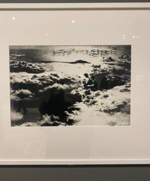 Linda Santaguida Instagram - «Giacomelli incontra Burri per la prima volta nel 1966, a presentarglielo è Nemo Sarteanesi, pittore, intellettuale, amico dell'artista, che con lui dà vita all'omonima Fondazione e che in due occasioni, organizza mostre di
Giacomelli a Città di Castello (1968, 1983).
Sarteanesi aveva conosciuto Giacomelli nei primi anni Sessanta al negozio di cornici Angelini di Senigallia, luogo di
incontro di artisti e intellettuali. Egli si trovava li in vacanza e dipingeva acquarelli e oli raffiguranti paesaggi di cam-
pagna, dominati dalle tinte verdi, con una pittura che Burri apprezzava, in bilico tra astrattismo e figurazione. Due
di questi paesaggi sono stati oggetto dello scambio con Giacomelli con alcune sue fotografie, come è risultato dai
diari, e altre opere di Giacomelli sono state donate a emo Sarteanesi successivamente, come documenta questa
esposizione.
Così Nemo Sarteanesi nel dépliant della mostra del 1968 tenutasi a Città di Castello: "Le intense immagini di Gia-
comelli sorprendono lo stato d'animo nella nitida definizione, ora lirica ora dolente. Figurazioni spoglie si stagliano
tese in una ricerca di essenziale significazione, tradotta con lo stringato linguaggio dei bianchi puri e dei neri assoluti. Memori di remote voci, le evocazioni della natura sono segnate da solchi laceri nella grafia ricca di modulazioni:
antica presenza dell'uomo cristallizzata nel tempo".»

Alessandro Sarteanesi

#burri 
#giacomelli