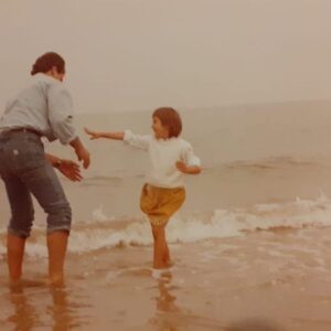 Linda Santaguida Instagram - Sei gli occhi in cui mi riconosco e le uniche braccia in cui mi sento ancora al sicuro, sei il mio migliore amico, sei fatti ma anche tante parole (e mai a caso) , sei cultura e l’anima delle mie passioni, sei musica, tu che vorresti essere sempre ovunque e vivi delle mie avventure perché troppo impegnato a fare del bene agli altri, sei colui che mi ha insegnato il vero significato della parola “Libertà” così semplice da dire e così complicata da perseguire, sei la lancetta nella bussola della vita, quella che mi riporta sempre a casa, sei quel piatto di tortellini caldi che mi aspetta e le chiacchiere fino al mattino davanti a un bicchiere di vino e una chitarra scordata.. 
ma che ne sanno gli altri papà..
Happy BDay my cup of tea. 

To the moon and back 
♾❤️