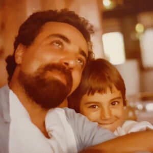 Linda Santaguida Instagram - Sei gli occhi in cui mi riconosco e le uniche braccia in cui mi sento ancora al sicuro, sei il mio migliore amico, sei fatti ma anche tante parole (e mai a caso) , sei cultura e l’anima delle mie passioni, sei musica, tu che vorresti essere sempre ovunque e vivi delle mie avventure perché troppo impegnato a fare del bene agli altri, sei colui che mi ha insegnato il vero significato della parola “Libertà” così semplice da dire e così complicata da perseguire, sei la lancetta nella bussola della vita, quella che mi riporta sempre a casa, sei quel piatto di tortellini caldi che mi aspetta e le chiacchiere fino al mattino davanti a un bicchiere di vino e una chitarra scordata.. 
ma che ne sanno gli altri papà..
Happy BDay my cup of tea. 

To the moon and back 
♾❤️