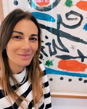 Linda Santaguida Instagram - Joan Miró.
No todos saben que Picasso fue la primera persona en comprarle un cuadro a Miró.
Picasso y Miró se conocieron en el año 1920 en Paris y a raíz de ese momento forjaron una intensa relación de amistad y admiración mutua que perduraría hasta la muerte del genio malagueño. Picasso, que siempre apoyó al joven Miró, se convirtió en la primera persona en comprar una de sus obras “Retrato de bailarina española” de 1921 y que en la actualidad se encuentra en el Museo del Louvre.

Non tutti sanno che Picasso è stata la prima persona ad acquistare un dipinto da Miró.
Picasso e Miró si incontrarono nel 1920 a Parigi e da quel momento instaurarono un intenso rapporto di amicizia e reciproca ammirazione che sarebbe durato fino alla morte del genio malaghegno. 
Picasso, che ha sempre sostenuto il giovane Miró, 
è stato il primo ad acquistare una delle sue opere "Ritratto di ballerina spagnola" del 1921 e che è attualmente al Museo del Louvre.