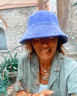 Linda Santaguida Instagram - È stata la vacanza che desideravo..
ma Pamela quando arriva? 
le vacanze di Marianna!
busto d’uomo barbuto 
Uuuuaaaa
scusate il lavoro!
serenità 
pioggia alle 5
ti cuoro 
“m’agg surate pure l’acqua ro’battesimo”
curve senza manovre
autan 
“a casa mia” non ci vado
masaniello 
amore 
mare dentro e fuori
Grazie ..
@alenaska @sonica31 @pampamy9 ♥️