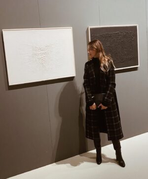 Linda Santaguida Instagram - «Giacomelli incontra Burri per la prima volta nel 1966, a presentarglielo è Nemo Sarteanesi, pittore, intellettuale, amico dell'artista, che con lui dà vita all'omonima Fondazione e che in due occasioni, organizza mostre di
Giacomelli a Città di Castello (1968, 1983).
Sarteanesi aveva conosciuto Giacomelli nei primi anni Sessanta al negozio di cornici Angelini di Senigallia, luogo di
incontro di artisti e intellettuali. Egli si trovava li in vacanza e dipingeva acquarelli e oli raffiguranti paesaggi di cam-
pagna, dominati dalle tinte verdi, con una pittura che Burri apprezzava, in bilico tra astrattismo e figurazione. Due
di questi paesaggi sono stati oggetto dello scambio con Giacomelli con alcune sue fotografie, come è risultato dai
diari, e altre opere di Giacomelli sono state donate a emo Sarteanesi successivamente, come documenta questa
esposizione.
Così Nemo Sarteanesi nel dépliant della mostra del 1968 tenutasi a Città di Castello: "Le intense immagini di Gia-
comelli sorprendono lo stato d'animo nella nitida definizione, ora lirica ora dolente. Figurazioni spoglie si stagliano
tese in una ricerca di essenziale significazione, tradotta con lo stringato linguaggio dei bianchi puri e dei neri assoluti. Memori di remote voci, le evocazioni della natura sono segnate da solchi laceri nella grafia ricca di modulazioni:
antica presenza dell'uomo cristallizzata nel tempo".»

Alessandro Sarteanesi

#burri 
#giacomelli