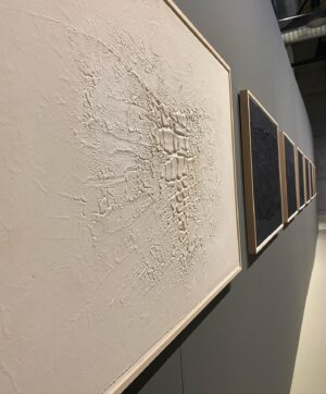 Linda Santaguida Instagram - «Giacomelli incontra Burri per la prima volta nel 1966, a presentarglielo è Nemo Sarteanesi, pittore, intellettuale, amico dell'artista, che con lui dà vita all'omonima Fondazione e che in due occasioni, organizza mostre di
Giacomelli a Città di Castello (1968, 1983).
Sarteanesi aveva conosciuto Giacomelli nei primi anni Sessanta al negozio di cornici Angelini di Senigallia, luogo di
incontro di artisti e intellettuali. Egli si trovava li in vacanza e dipingeva acquarelli e oli raffiguranti paesaggi di cam-
pagna, dominati dalle tinte verdi, con una pittura che Burri apprezzava, in bilico tra astrattismo e figurazione. Due
di questi paesaggi sono stati oggetto dello scambio con Giacomelli con alcune sue fotografie, come è risultato dai
diari, e altre opere di Giacomelli sono state donate a emo Sarteanesi successivamente, come documenta questa
esposizione.
Così Nemo Sarteanesi nel dépliant della mostra del 1968 tenutasi a Città di Castello: "Le intense immagini di Gia-
comelli sorprendono lo stato d'animo nella nitida definizione, ora lirica ora dolente. Figurazioni spoglie si stagliano
tese in una ricerca di essenziale significazione, tradotta con lo stringato linguaggio dei bianchi puri e dei neri assoluti. Memori di remote voci, le evocazioni della natura sono segnate da solchi laceri nella grafia ricca di modulazioni:
antica presenza dell'uomo cristallizzata nel tempo".»

Alessandro Sarteanesi

#burri 
#giacomelli