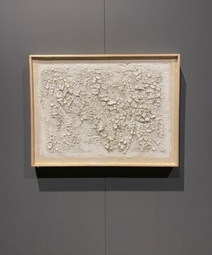 Linda Santaguida Instagram - «Giacomelli incontra Burri per la prima volta nel 1966, a presentarglielo è Nemo Sarteanesi, pittore, intellettuale, amico dell'artista, che con lui dà vita all'omonima Fondazione e che in due occasioni, organizza mostre di
Giacomelli a Città di Castello (1968, 1983).
Sarteanesi aveva conosciuto Giacomelli nei primi anni Sessanta al negozio di cornici Angelini di Senigallia, luogo di
incontro di artisti e intellettuali. Egli si trovava li in vacanza e dipingeva acquarelli e oli raffiguranti paesaggi di cam-
pagna, dominati dalle tinte verdi, con una pittura che Burri apprezzava, in bilico tra astrattismo e figurazione. Due
di questi paesaggi sono stati oggetto dello scambio con Giacomelli con alcune sue fotografie, come è risultato dai
diari, e altre opere di Giacomelli sono state donate a emo Sarteanesi successivamente, come documenta questa
esposizione.
Così Nemo Sarteanesi nel dépliant della mostra del 1968 tenutasi a Città di Castello: "Le intense immagini di Gia-
comelli sorprendono lo stato d'animo nella nitida definizione, ora lirica ora dolente. Figurazioni spoglie si stagliano
tese in una ricerca di essenziale significazione, tradotta con lo stringato linguaggio dei bianchi puri e dei neri assoluti. Memori di remote voci, le evocazioni della natura sono segnate da solchi laceri nella grafia ricca di modulazioni:
antica presenza dell'uomo cristallizzata nel tempo".»

Alessandro Sarteanesi

#burri 
#giacomelli