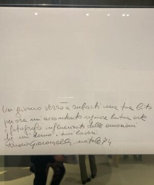 Linda Santaguida Instagram - «Giacomelli incontra Burri per la prima volta nel 1966, a presentarglielo è Nemo Sarteanesi, pittore, intellettuale, amico dell'artista, che con lui dà vita all'omonima Fondazione e che in due occasioni, organizza mostre di
Giacomelli a Città di Castello (1968, 1983).
Sarteanesi aveva conosciuto Giacomelli nei primi anni Sessanta al negozio di cornici Angelini di Senigallia, luogo di
incontro di artisti e intellettuali. Egli si trovava li in vacanza e dipingeva acquarelli e oli raffiguranti paesaggi di cam-
pagna, dominati dalle tinte verdi, con una pittura che Burri apprezzava, in bilico tra astrattismo e figurazione. Due
di questi paesaggi sono stati oggetto dello scambio con Giacomelli con alcune sue fotografie, come è risultato dai
diari, e altre opere di Giacomelli sono state donate a emo Sarteanesi successivamente, come documenta questa
esposizione.
Così Nemo Sarteanesi nel dépliant della mostra del 1968 tenutasi a Città di Castello: "Le intense immagini di Gia-
comelli sorprendono lo stato d'animo nella nitida definizione, ora lirica ora dolente. Figurazioni spoglie si stagliano
tese in una ricerca di essenziale significazione, tradotta con lo stringato linguaggio dei bianchi puri e dei neri assoluti. Memori di remote voci, le evocazioni della natura sono segnate da solchi laceri nella grafia ricca di modulazioni:
antica presenza dell'uomo cristallizzata nel tempo".»

Alessandro Sarteanesi

#burri 
#giacomelli