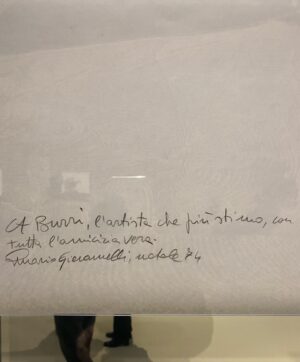 Linda Santaguida Instagram - «Giacomelli incontra Burri per la prima volta nel 1966, a presentarglielo è Nemo Sarteanesi, pittore, intellettuale, amico dell'artista, che con lui dà vita all'omonima Fondazione e che in due occasioni, organizza mostre di
Giacomelli a Città di Castello (1968, 1983).
Sarteanesi aveva conosciuto Giacomelli nei primi anni Sessanta al negozio di cornici Angelini di Senigallia, luogo di
incontro di artisti e intellettuali. Egli si trovava li in vacanza e dipingeva acquarelli e oli raffiguranti paesaggi di cam-
pagna, dominati dalle tinte verdi, con una pittura che Burri apprezzava, in bilico tra astrattismo e figurazione. Due
di questi paesaggi sono stati oggetto dello scambio con Giacomelli con alcune sue fotografie, come è risultato dai
diari, e altre opere di Giacomelli sono state donate a emo Sarteanesi successivamente, come documenta questa
esposizione.
Così Nemo Sarteanesi nel dépliant della mostra del 1968 tenutasi a Città di Castello: "Le intense immagini di Gia-
comelli sorprendono lo stato d'animo nella nitida definizione, ora lirica ora dolente. Figurazioni spoglie si stagliano
tese in una ricerca di essenziale significazione, tradotta con lo stringato linguaggio dei bianchi puri e dei neri assoluti. Memori di remote voci, le evocazioni della natura sono segnate da solchi laceri nella grafia ricca di modulazioni:
antica presenza dell'uomo cristallizzata nel tempo".»

Alessandro Sarteanesi

#burri 
#giacomelli