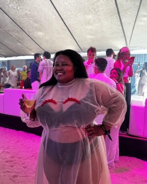 Lindiwe Mazibuko Instagram - Made In Mykonos 🏖️

👗 @hm 

👙 @lovebravissimo