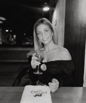 Lindsay Dartois Instagram - Black and White ◐