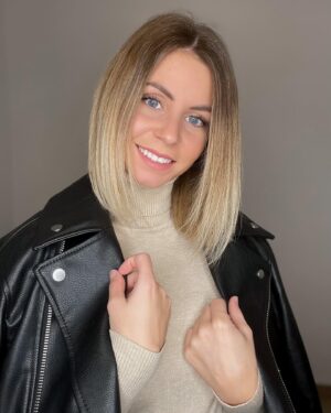 Lindsay Dartois Instagram - Hello les amis! 
Je voulais d’abord vous dire merci pour tous vos messages et votre soutien. 🥰

Je voulais vous dire aussi que j’ai été moi-même du début à la fin. 
Il m’était impossible pour moi de me donner des qualités auparavant mais grâce à cette expérience et grâce à vous également, aujourd’hui, je peux enfin dire que je suis une femme mature, sincère, authentique, belle, forte, gentille,… 🫶

L’expérience a été compliquée pour moi et j’ai pris certaines décisions qui ne peuvent pas plaire à tout le monde. 
Mais on ne peut pas juger une personne ou une relation à travers un écran. 

Je ne vais pas faire trop de bla-bla mais sachez juste une chose c’est que peu importe où j’en suis  à l’heure actuelle, JE SUIS TRÈS HEUREUSE! 🤍

PS: Dans la vrai vie je ne pleure pas autant et je peux même être complètement fofolle 🫣

Hello friends!
First I wanted to say thank you for all your messages and support.
I also wanted to tell you that I was myself from start to finish.
It was impossible for me to give myself qualities before but thanks to this experience and also thanks to you, today, I can finally say that I am a mature woman, sincere, authentic, beautiful, strong, kind,...
The experience was complicated for me and I made some decisions that may not please everyone.
But you can't judge a person or a relationship through a screen.
I'm not going to talk too much but just know one thing is that at the moment I AM VERY HAPPY! 

PS: In real life I don't cry as much and I can even be completely crazy