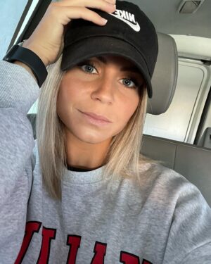 Lindsay Dartois Instagram - Un style moins sexy mais que j’adore tout autant 😎