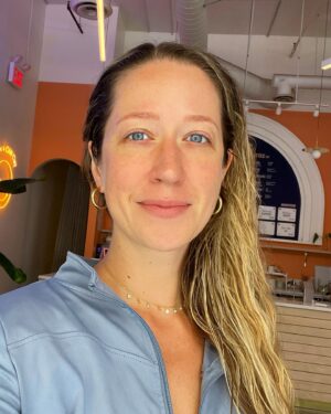 Lindsay-Elizabeth Hand Instagram - Wet hair no makeup selfie to commemorate THE BEST FACIAL I HAVE EVER HAD. Big thank you to @milbermann & @gianmarcosoresi who were very smart when they got me a gift card for @chillhouse down on Varick Street. 🧊 I highly recommend if you haven’t been before, and I loved my time with Shardé! ⭐️⭐️⭐️⭐️⭐️