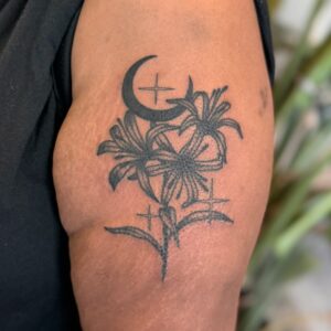 Lindsay Philomene Instagram - ✿ Moon flowers ✿  from my flash for Sophia 🙏🏽🌙 
.
.
.
To book a custom or flash : Linktree in my bio 
.
.
.
#montrealtattoo #montrealtattooartist #neotraditional #moontattoo #melaninpoppin #floraltattoo