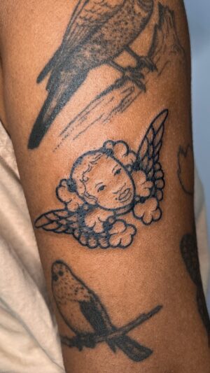 Lindsay Philomene Instagram - ✨ From my flash for Christelle✨ thankyou 🏄🏽‍♀️
.
.
.
To book : Linktree in my bio ✨
.
.
.
#melaninpoppin #montrealtattoo #montrealtattooartist #montrealtattooshops #neotraditional #neotraditionaltattoo #afro #melaninpoppin #angeltattoo