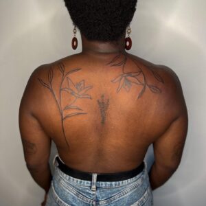 Lindsay Philomene Instagram - ✨ From my flash for Valencia ✨
.
.
.
To book a flash : Linktree in my bio 💕✨
.
.
.
#melaninpoppin #linework #lineart #flashtattoo #floraltattoo #backpiece