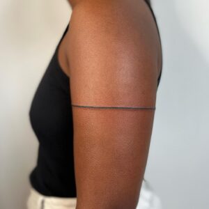 Lindsay Philomene Instagram - ✨Line around the bicep for Lensa✨🙏🏽
.
.
.
To book : Linktree in my bio ✨
.
.
.
#montrealtattooshops #montrealtattooartist #linetattoo #armtattoo #melaninpoppin