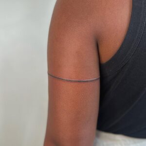 Lindsay Philomene Instagram - ✨Line around the bicep for Lensa✨🙏🏽
.
.
.
To book : Linktree in my bio ✨
.
.
.
#montrealtattooshops #montrealtattooartist #linetattoo #armtattoo #melaninpoppin