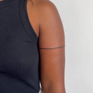 Lindsay Philomene Instagram - ✨Line around the bicep for Lensa✨🙏🏽
.
.
.
To book : Linktree in my bio ✨
.
.
.
#montrealtattooshops #montrealtattooartist #linetattoo #armtattoo #melaninpoppin