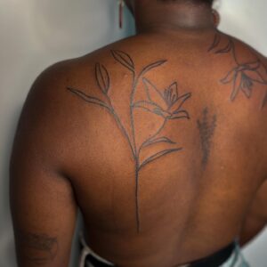 Lindsay Philomene Instagram - ✨ From my flash for Valencia ✨
.
.
.
To book a flash : Linktree in my bio 💕✨
.
.
.
#melaninpoppin #linework #lineart #flashtattoo #floraltattoo #backpiece