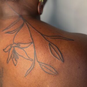 Lindsay Philomene Instagram - ✨ From my flash for Valencia ✨
.
.
.
To book a flash : Linktree in my bio 💕✨
.
.
.
#melaninpoppin #linework #lineart #flashtattoo #floraltattoo #backpiece