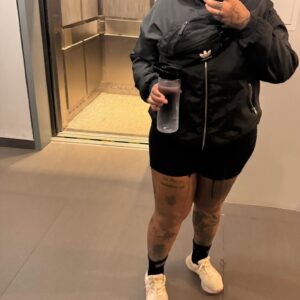 Lindsay Philomene Instagram - * ˚ ✦ balance ✦ ˚ * 
a selfie, doing my nails myself, becoming a smoothie queen, walking/running & balancing it all with good people , nice weather & pizza 🗽🍕👟

I hope summer is treating you well ✨