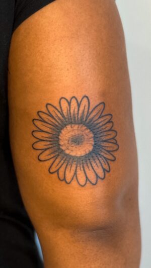 Lindsay Philomene Instagram - ✿ A Daisy for ✿ ᴷᵃᵗⁱᵉ ✿ 
.
.
.
To book a custom or flash : Linktree in bio ✿
.
.
.
#customtattoo #traditionaltattoo #floraltattoo #daisytattoo #armtattoo #tattooideas #montrealtattoo #montrealtattooshops #montrealtattooartist #melaninpoppin