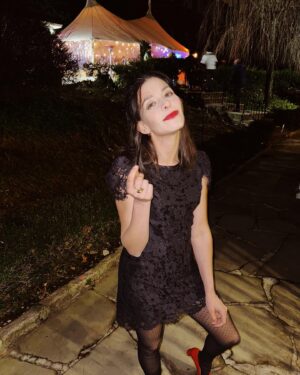 Lindsey Broad Instagram - I am personal friends with the party magician AND the bartender was “obsessed with In the Dark”