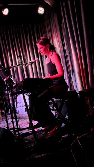 Lindsey Kraft Instagram - sneak peak from last nights show at @thehotelcafe @reallindaperry 
📽 @sallypr81 ❤️ link in bio for next weeks show as residency continues 8/15 7pm. come play! it’s short and sweet. and you’ll
be home before 8:30.