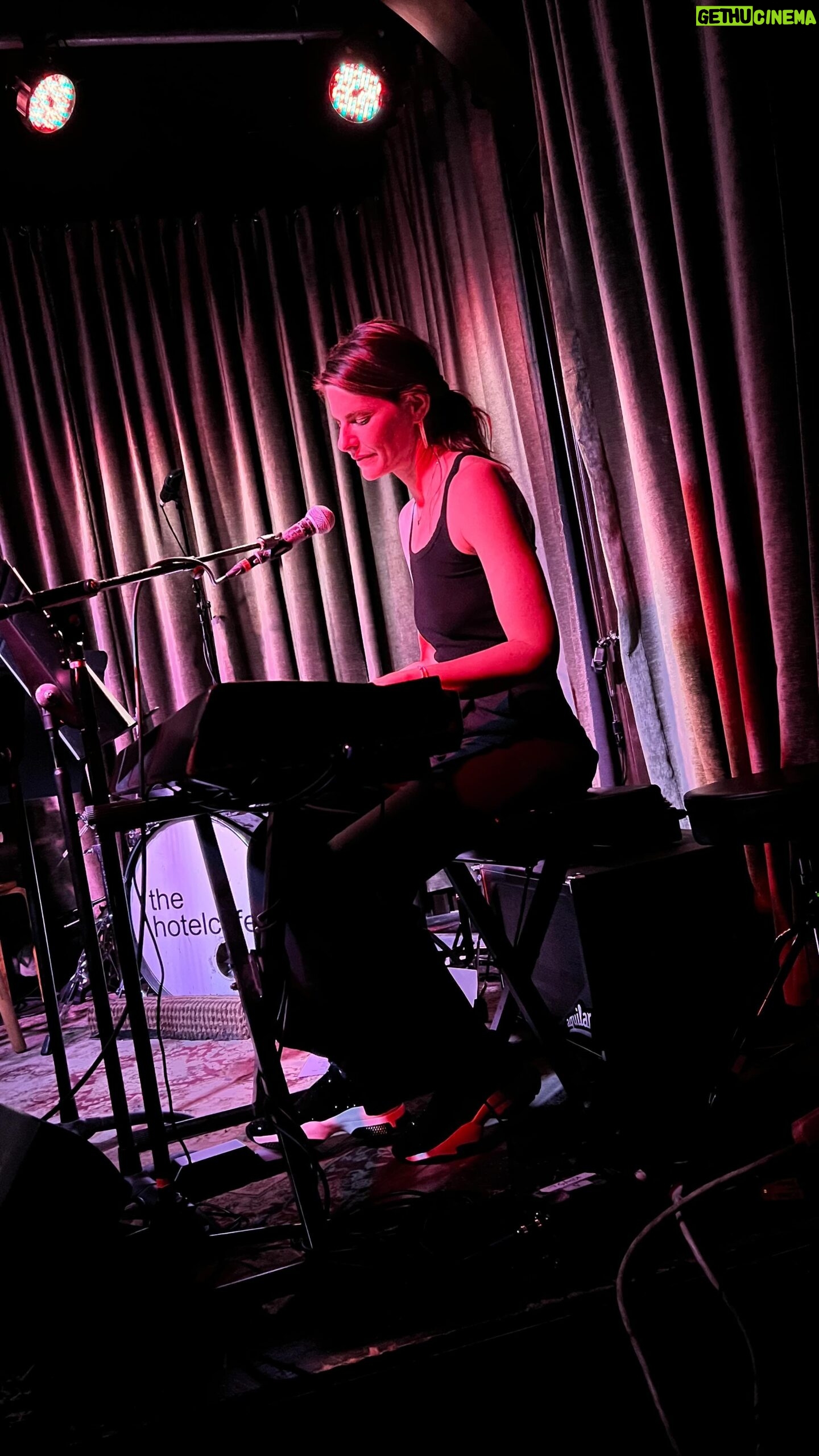 Lindsey Kraft - 266 Likes - sneak peak from last nights show at @thehotelcafe @reallindaperry
š½ @sallypr81 ā¤ļø link in bio for next weeks show as residency continues 8/15 7pm. come play! itās short and sweet. and youāll
be home before 8:30.