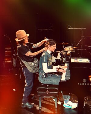 Lindsey Kraft Instagram - most unlikely pair. 🖤 @reallindaperry @hudsontheatres.  love, me
