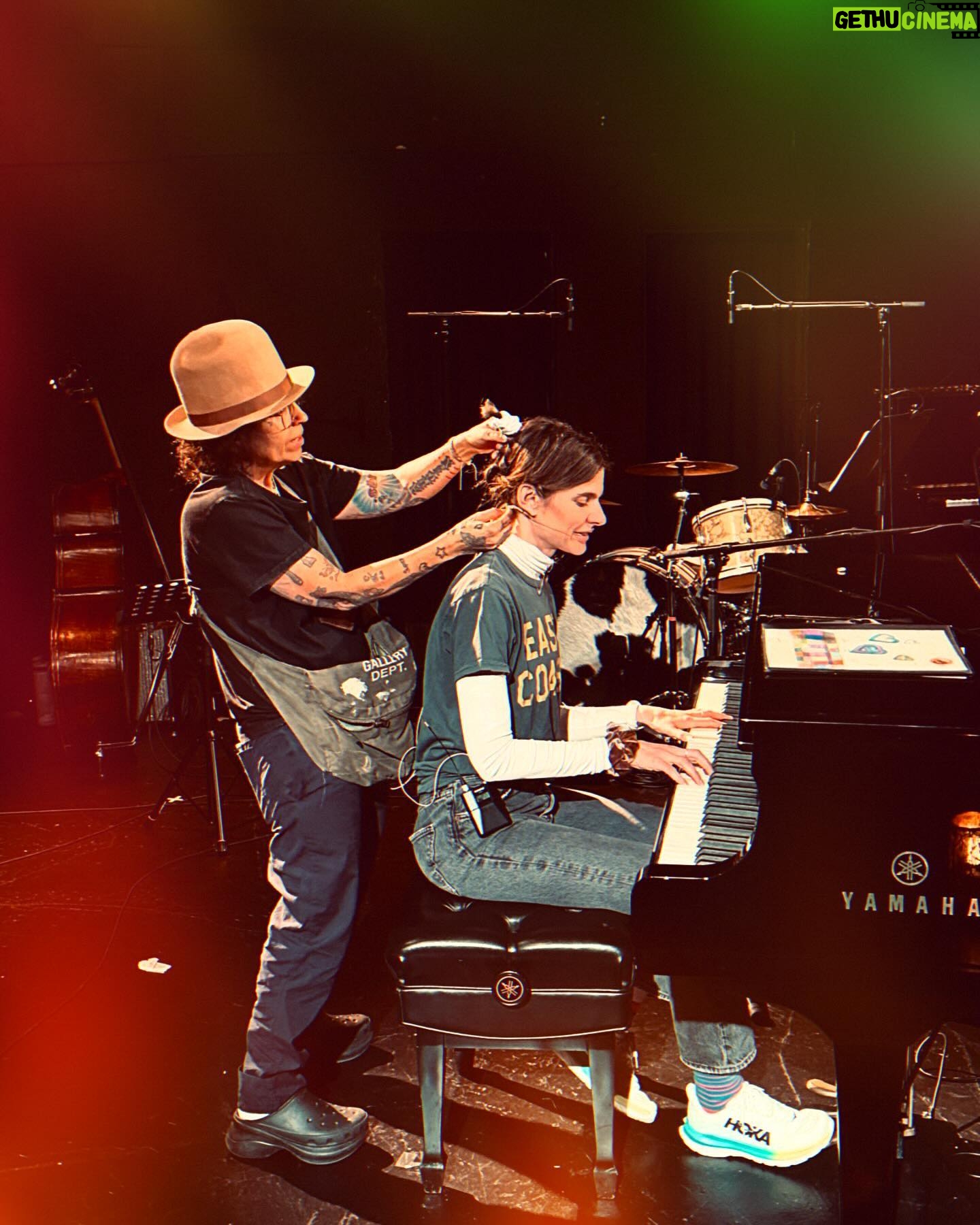 Lindsey Kraft - 237 Likes - most unlikely pair. š¤ @reallindaperry @hudsontheatres. love, me