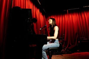 Lindsey Kraft Instagram - a magical night at @thehotelcafe captured by the brilliant 📸 @jasonenslerv3.1  thank you to everyone who came out! was dreamy… ☁️☁️✨✨✨