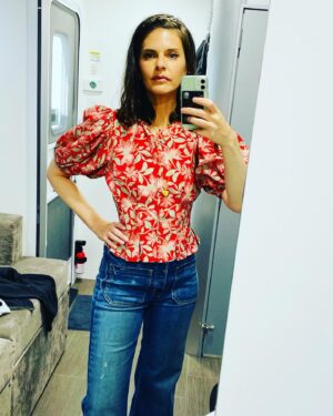 Lindsey Kraft Instagram - a little #graceandfrankie fashion for this last season. styled by @allysonfanger goddess of all things. @graceandfrankie